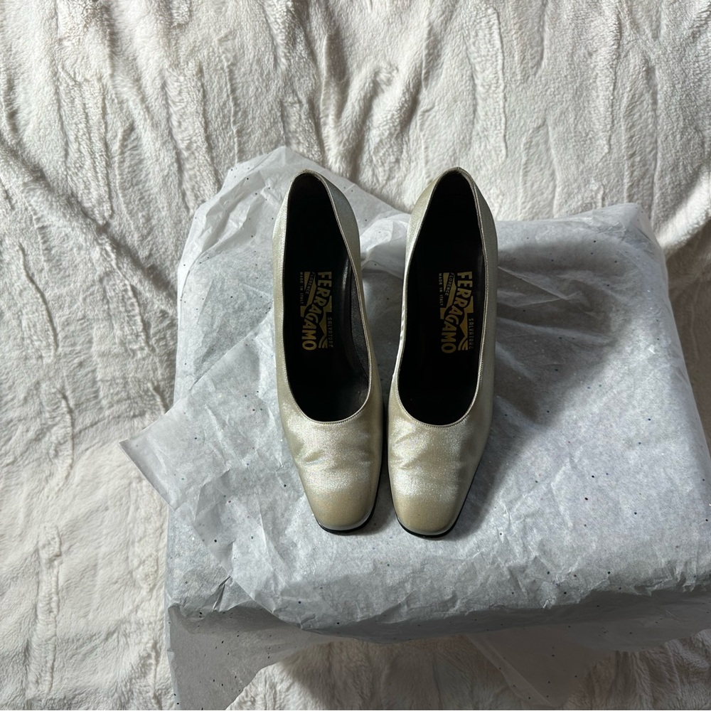 Salvatore Ferragamo Gold Satin-Finish Leather Block Heel Pumps – Sz 6.5